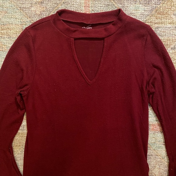 ALYA Keyhole Sweater with Ruffle Sleeve Hem in Burgundy - Picture 2 of 3